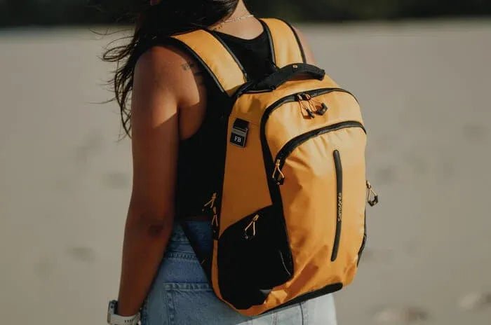 Mujer con mochila Samsonite Ecodiver