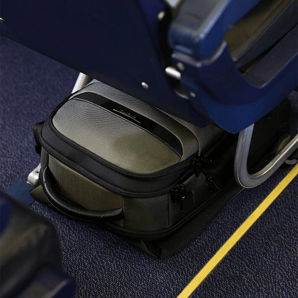 Mochila Samsonite Ecodiver amarilla bajo el asiento de un avión, el bulto personal que la ley UE garantiza gratis