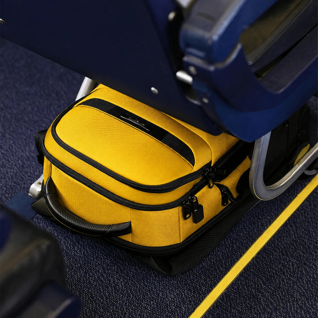 Mochila underseat de 40x30x20 cm guardada debajo del asiento delantero del avión