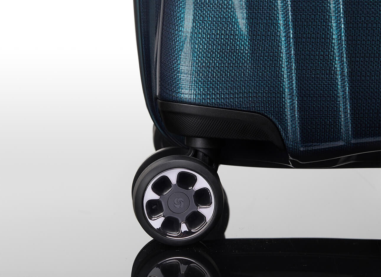 Samsonite Maleta NEXIS Expandible Material Roxkin Ultra Resistente y Muy Ligera