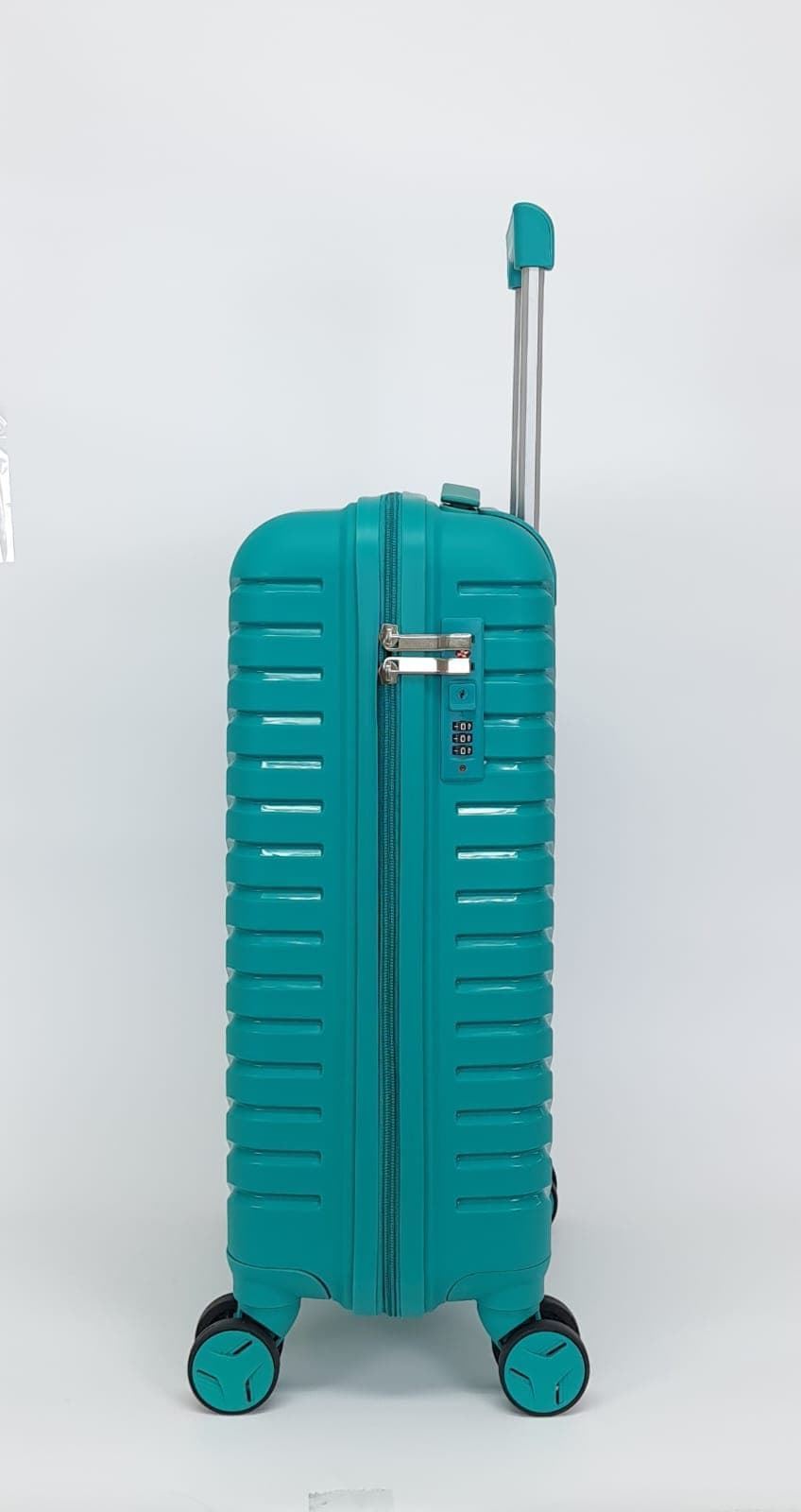 Benzi Maleta Rígida  Muy Resistente Material Polipropileno Lite Pro 5820 Ligera